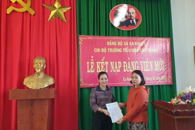 LỄ KẾT NẠP ĐẢNG VIÊN MỚI CỦA CHI BỘ TRƯỜNG TIỂU HỌC CAO THẮNG